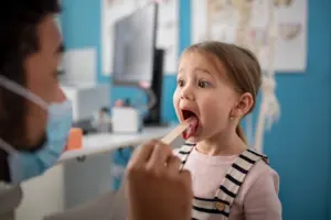 Untersuchung der Zungenlage – Myofunktionelle Therapie in München
