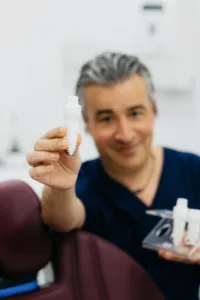 Bionics Dental – Dr. Kainz mit Modell Keramikimplantat