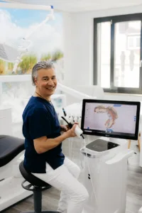 Bionics Dental Dr. Kainz bei der Planung des Implantats