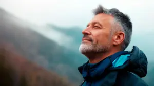 Mann atmet tief durch die Nase – Förderung der Nasenatmung